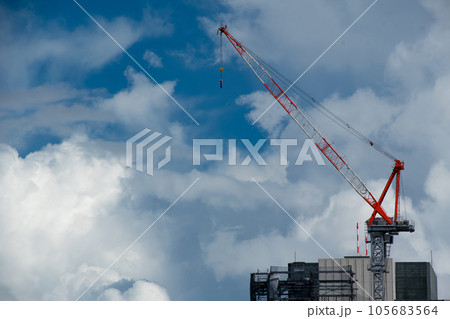 ビルの上の建設用の大型クレーン 105683564