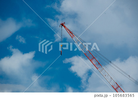 建設用の大型クレーン 105683565