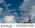 ビルの上の建設用の大型クレーン 105683566