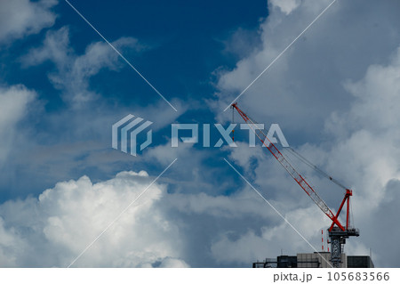 ビルの上の建設用の大型クレーン 105683566