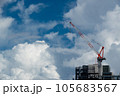 ビルの上の建設用の大型クレーン 105683567
