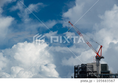 ビルの上の建設用の大型クレーン 105683567