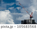 ビルの上の建設用の大型クレーン 105683568