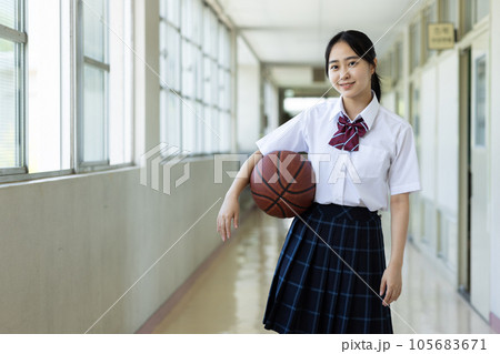 バスケットボールと女子高生 バスケットボールと女子高生 105683671
