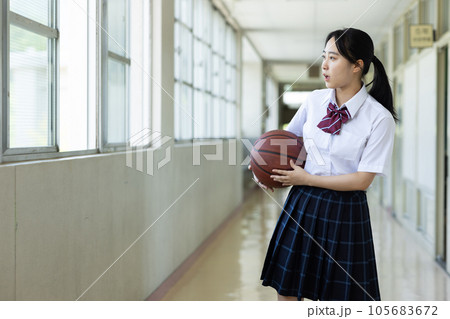 バスケットボールと女子高生 105683672