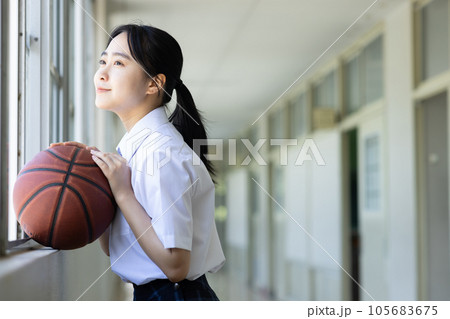バスケットボールと女子高生 105683675