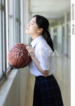 バスケットボールと女子高生 バスケットボールと女子高生 105683709