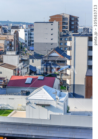 遥か遠くに伏見城を見る密集住宅街 遥か遠くに伏見城を見る密集住宅街 105683713