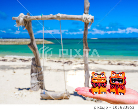 南国の青い空とシーサー 105683952
