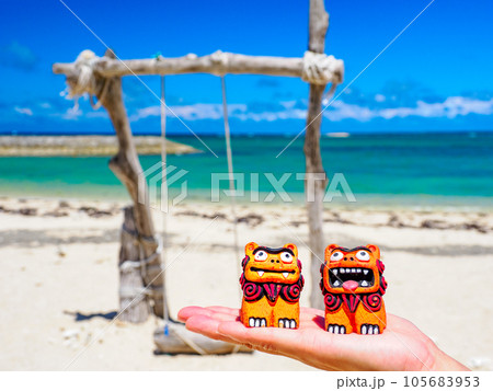 南国の青い空とシーサー 105683953