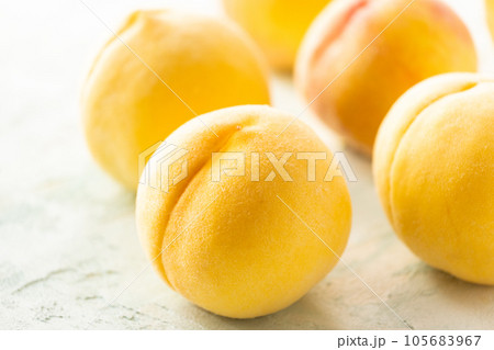 美味しそうな黄金桃 美味しそうな黄金桃 105683967