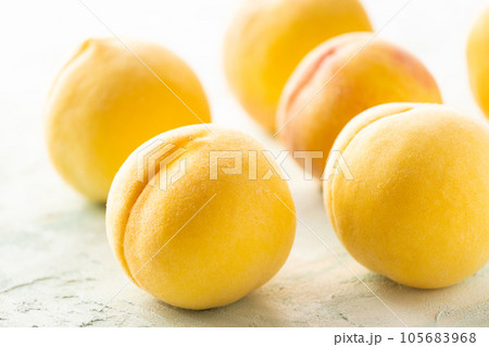 美味しそうな黄金桃 美味しそうな黄金桃 105683968