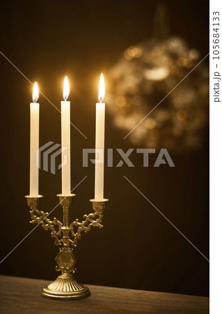 ロウソクの灯りとクリスマスリース 105684133