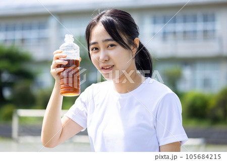 水分補給をする若い女性 水分補給をする若い女性 105684215