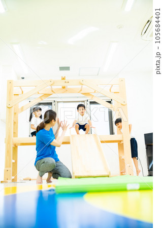室内保育イメージ_マット運動 室内保育イメージ_マット運動 105684401