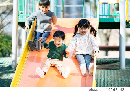 砂場で遊ぶ子供たち 105684424