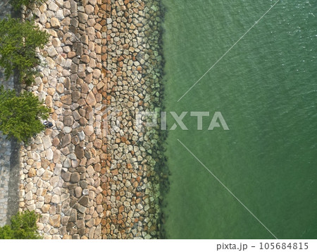 【ドローン】石畳の遺跡の海岸と穏やかな海 【ドローン】石畳の遺跡の海岸と穏やかな海 105684815