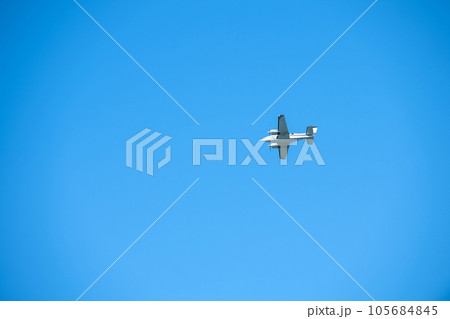 青空を飛ぶ飛行機 青空を飛ぶ飛行機 105684845
