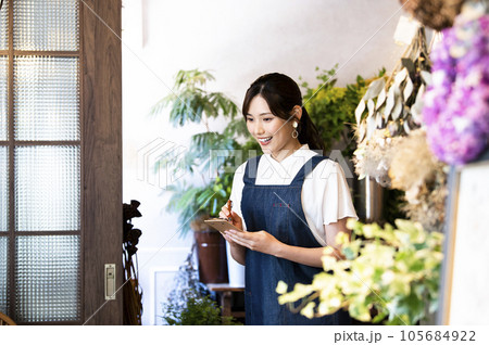 カフェで働く若い女性 105684922