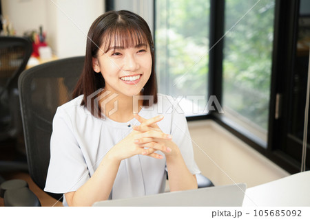 仕事をする女性 仕事をする女性 105685092