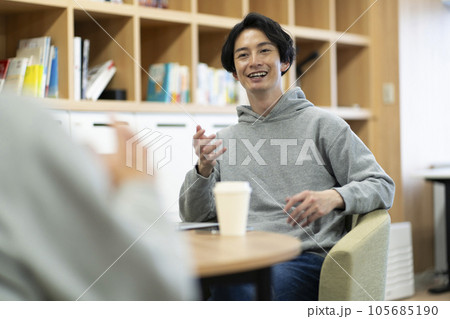 ミーティングをする男性　 105685190