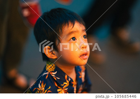 花火を見上げる3歳の男の子 105685446