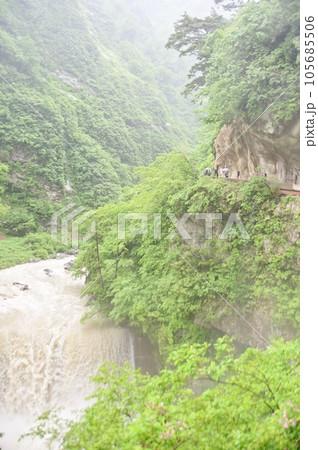秘境黒部渓谷の人喰岩と黒部川の激流 105685506