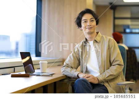 オフィスで仕事をする男性　シェアオフィス 105685551