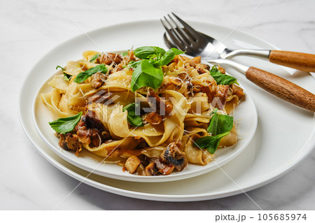 Mushroom pasta with champignon 105685974