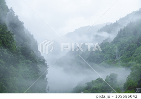 奥鐘橋から俯瞰する黒部峡谷の絶景 奥鐘橋から俯瞰する黒部峡谷の絶景 105686042
