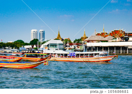 タイ・バンコクの舟、チャオプラヤー エクスプレス・ボート 105686681