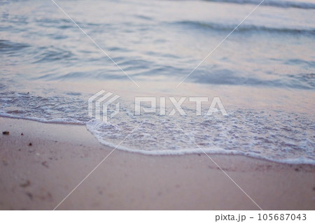 波打ち際の砂浜に打ち寄せる波 波打ち際の砂浜に打ち寄せる波 105687043