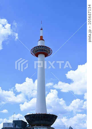 青空に映える京都タワー 105687134