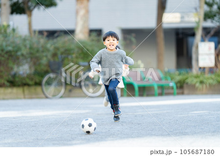 公園でサッカーする子供達 105687180