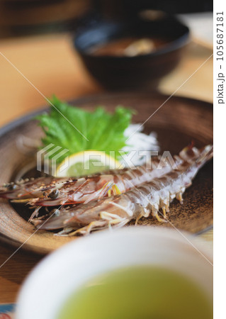 新鮮なエビのお刺身2匹 新鮮なエビのお刺身2匹 105687181