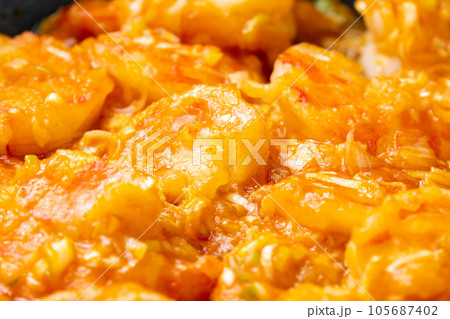 えびのチリソース(エビチリ)調理シーンのアップ。 105687402