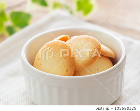 白い器に盛ったラングドシャ 105688329