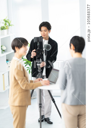 女性経営者を動画撮影するクリエイター 105688377