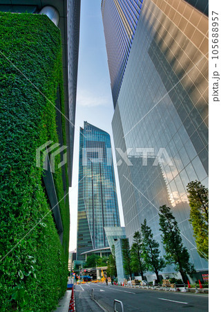 東京　東京都再開発 複合施設の虎ノ門ヒルズ森タワーなど超高層ビルの風景 105688957