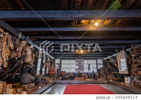 富山県五箇山　菅沼合掌造り集落の中の五箇山民俗館の内部 105689513