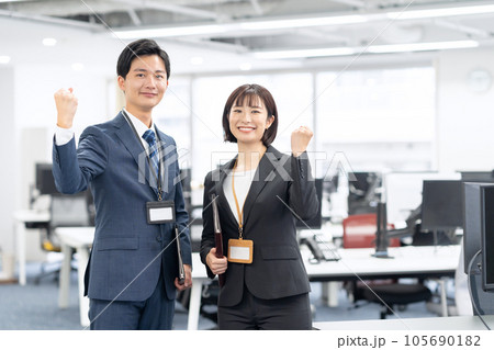 オフィスで会議をする男女の若いビジネスマン 105690182