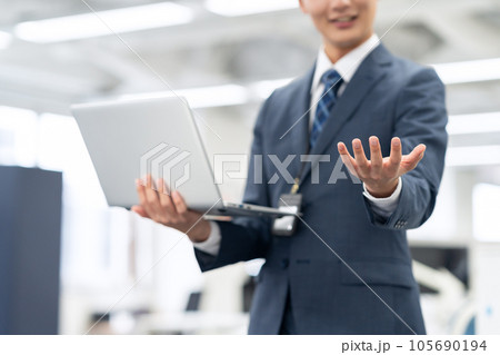 オフィスでパソコンを操作して働く若い新入社員の男性のビジネスマン オフィスでパソコンを操作して働く若い新入社員の男性のビジネスマン 105690194