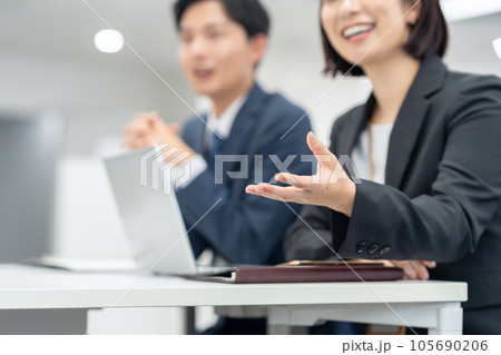 オフィスで会議をする男女の若いビジネスマン オフィスで会議をする男女の若いビジネスマン 105690206
