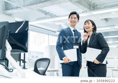 オフィスで会議をする男女の若いビジネスマン 105690222