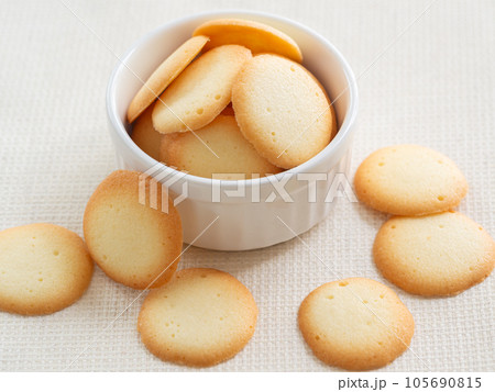 白い器に盛ったラングドシャ 105690815