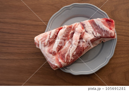 お皿に盛りつけられた豚肉ブロック 105691281