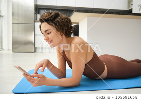 Online fitness and wellbeing. Portrait of youngの写真素材 [105691658] - PIXTA