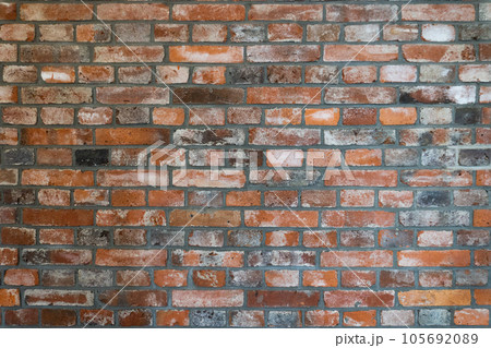 古いレンガの壁 105692089