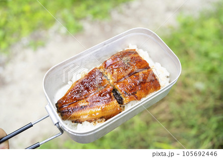 山やキャンプで調理するアウトドアごはん・山ごはん【うなぎの蒲焼】 105692446