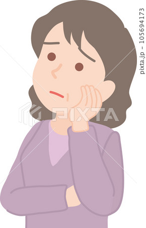 上を向いて悩む高齢女性 105694173